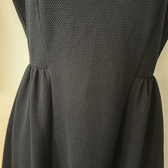 Soprano Women's Black Crew Neck Sleeveless Back Button Mini Dress Size Medium - Picture 2 of 9